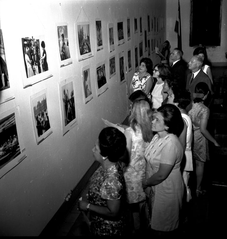 Mujer francesa es el tema de la exposición de fotografías.