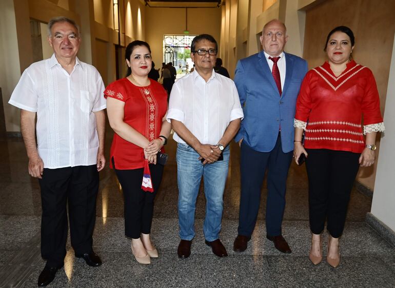 Carlos Saldivar, Carolina Britos, Ángel Colmán, Alberto Ramos y María Duarte.