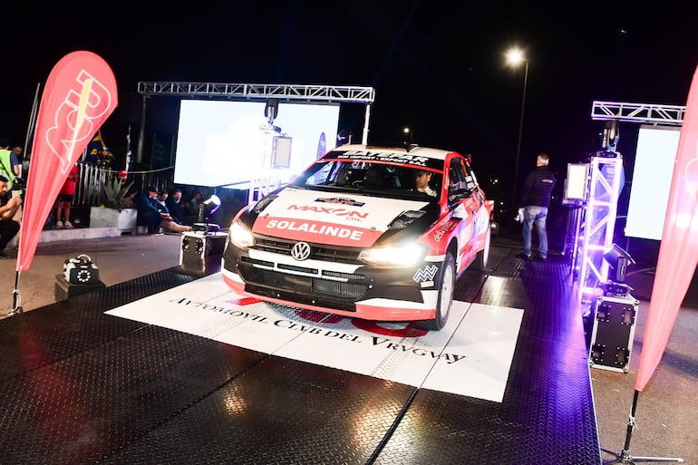 Walter Solalinde y Hernán Vargas Peña (Volkswagen Polo GTI R5) durante la ceremonia de largada en Los Dedos.