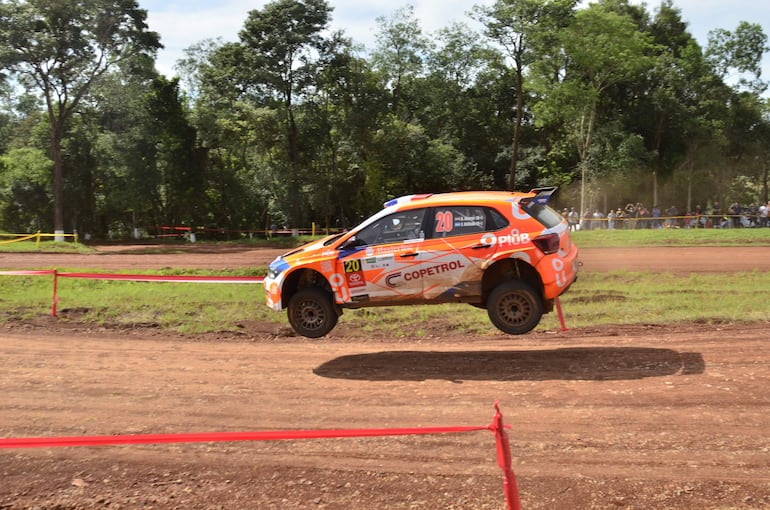 Sensacional el salto del VW Polo GTI R5 de Agustín Alonso y Edgardo Galindo en el autódromo Alfredo Scheid de Capitán Miranda, donde hoy culminó la edición 36 del Rally Trans-Itapúa.