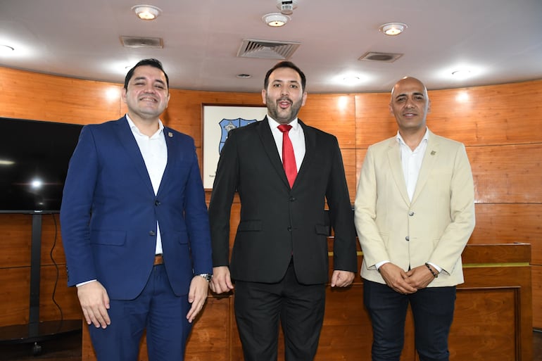 Los futuros presidente y vicepresidente de la Junta Municipal de Asunción Luis Bello (i) y Mariano Cáceres (d) posan junto al actual titular, César "Ceres" Escobar.