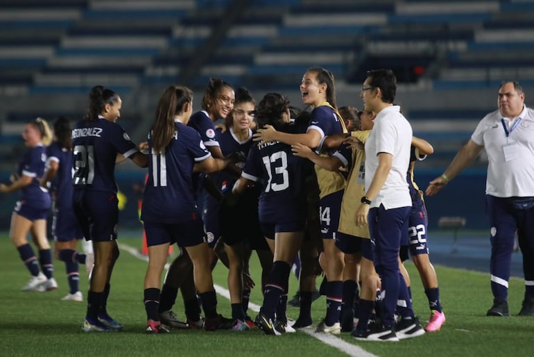 Las jugadores de la selección paraguaya Sub 20 celebran un gol en el partido frente a Argentina por la jornada 3 del Hexagonal Final del Sudamericano Femenino Sub 20 en el estadio Modelo Alberto Spencer, en Guayaquil.