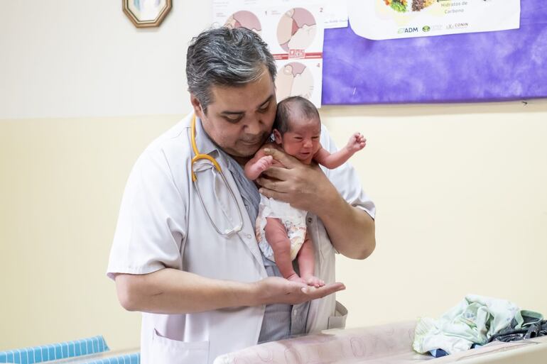 Dr. Rodrigo Valdez Báez aconseja dar de mamar a los bebés para que crezcan sanos.