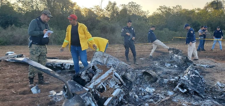 Efectivos antinarcóticos verifican el lugar donde ocurrió el siniestro aéreo ayer lunes 16 de septiembre.