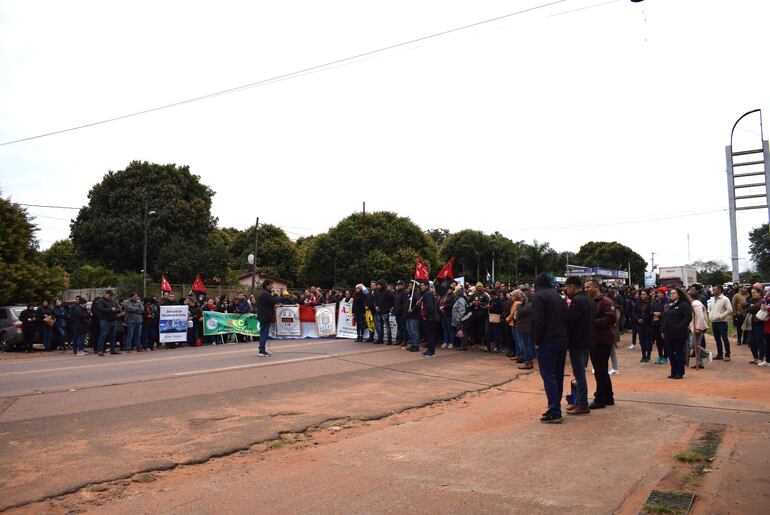 Educadores realizaron cierre intermitente de ruta 1, en Carapeguá.