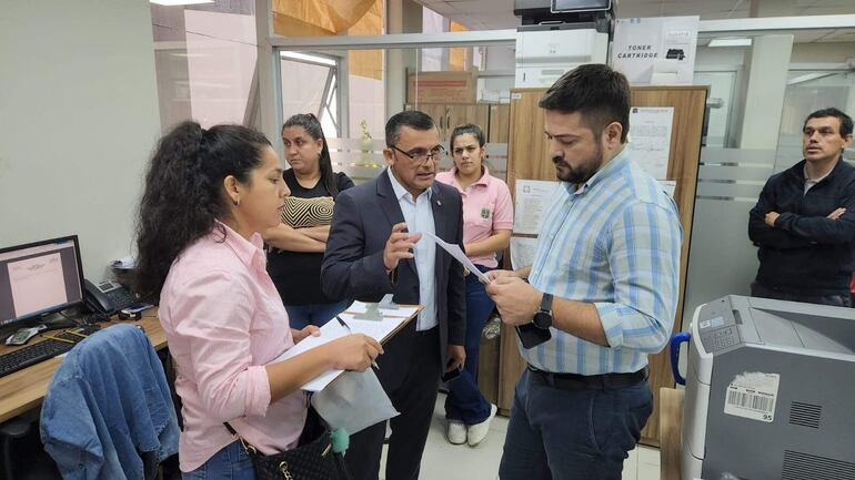 Fiscal Leonardi Guerrero (de traje), durante el allanamiento en la Municipalidad de San Lorenzo.