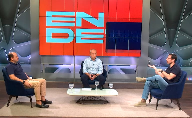 El concejal liberal Félix Ayala (izq.) y el edil patriaqueridista Álvaro Grau (der.) en el programa En Detalles, ayer con la conducción de Pablo Guerrero.