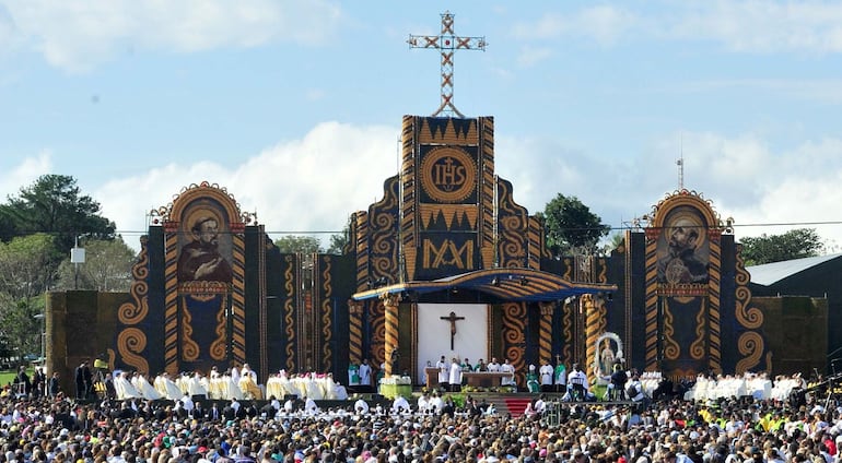 Imponente vista del retablo creado por Koki Ruiz durante la misa celebrada por el papa Francisco en Ñu Guazu.