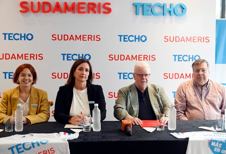 Representantes de Techo y Banco Sudameris sellaron alianza para trabajar en desarollo comunitario.