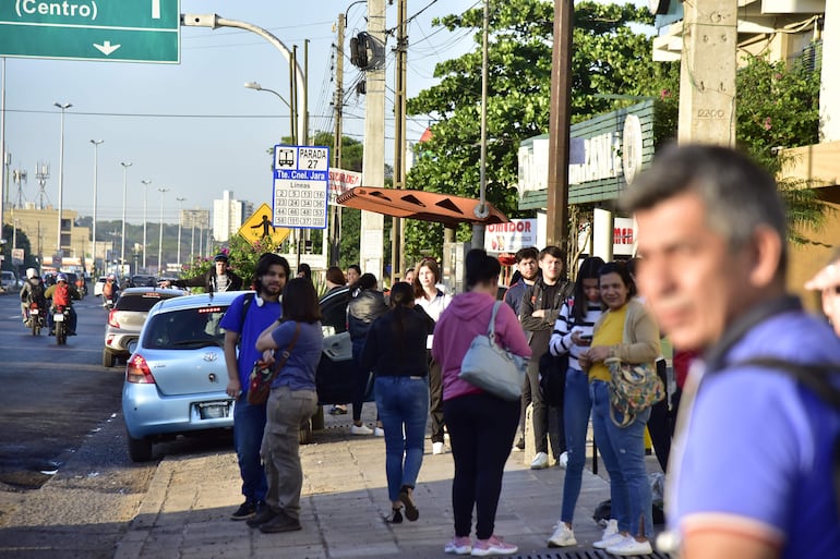 Usuarios del transporte público reportaron a ABC que en las paradas, esperan más de lo habitual por las unidades del transporte público. Esta situación también les obliga a viajar hacinados en los buses.