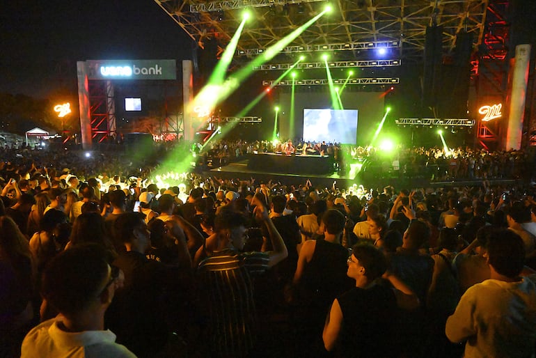 El público llenó los sectores de backstage, ubicado encima del escenario del Anfiteatro; y The Pit, sobre el césped. También hubo gran cantidad de gente en generales y en las mesas del lounge.