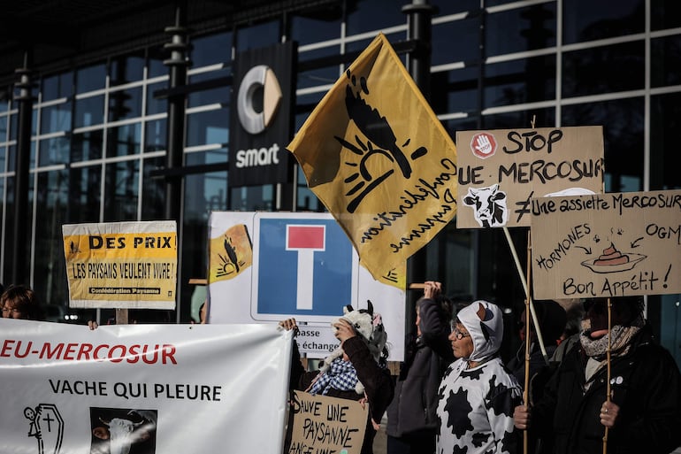 Campesinos franceses protestan contra el acuerto UE-Mercosur el pasado viernes en Le Passage, Francia.
