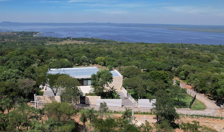 Vista aérea de la lujosa residencia de verano del Presidente de la República, Santiago Peña, ubicada en una de las colinas más altas que componen las Cordilleras de los Altos. De fondo, el lago Ypacaraí.