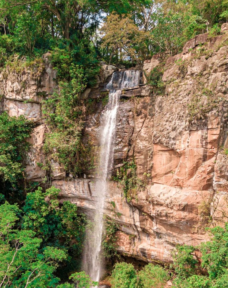 Cascada de más de 60 metros de altura que con el chorro termina en un estanque natural rodeado de enormes piedras.