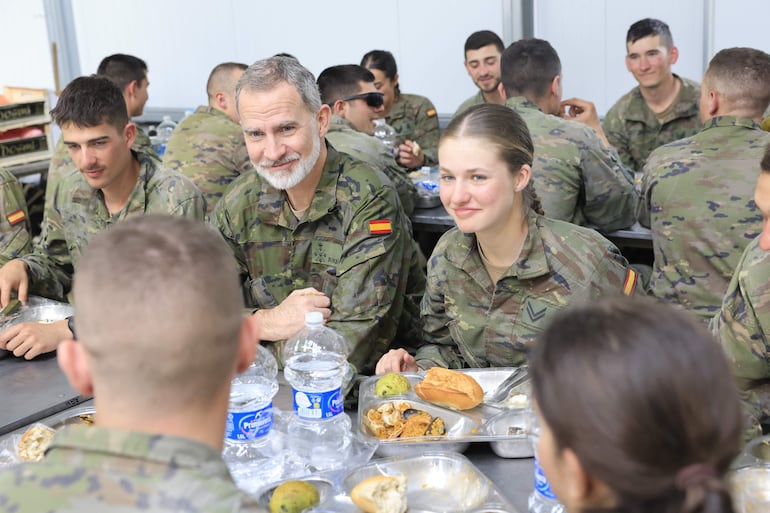 El rey Felipe VI almuerza con un grupo de alumnos, incluida su hija Leonor (d), princesa de Asturias, durante su visita, el pasado 15 de marzo, a los alumnos de la Academia General Militar en el marco de las maniobras en el Centro Nacional de Adiestramiento de San Gregorio, en una imagen facilitada este lunes.