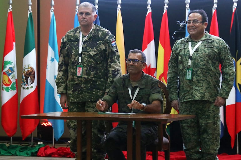 El general de División del Ejército de Paraguay, Gustavo Arza (i), el coronel del Ejército de Tierra del Estado Mayor de España, Fernando Raso Lamora (c) y el general de Brigada de Estado Mayor de México José Mario Vega(d), participan en la segunda Conferencia Especializada de los Ejércitos Americanos, este miércoles en Asunción (Paraguay).