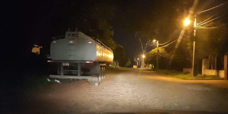 Este camión cisterna permaneció por varios días en la calle Venezuela y Perú del barrio Gloria María de Villa Elisa y generó la reacción de vecinos.