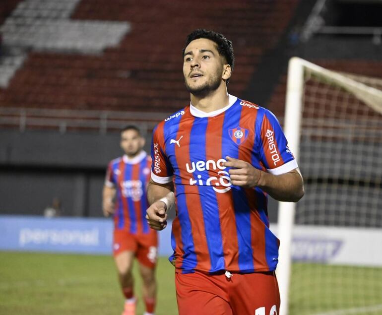 Cecilio Domínguez, jugador de Cerro Porteño, festeja un gol en el partido frente a Nacional por el torneo Apertura 2024 del fútbol paraguayo en el estadio Antonio Aranda, en Ciudad del Este.