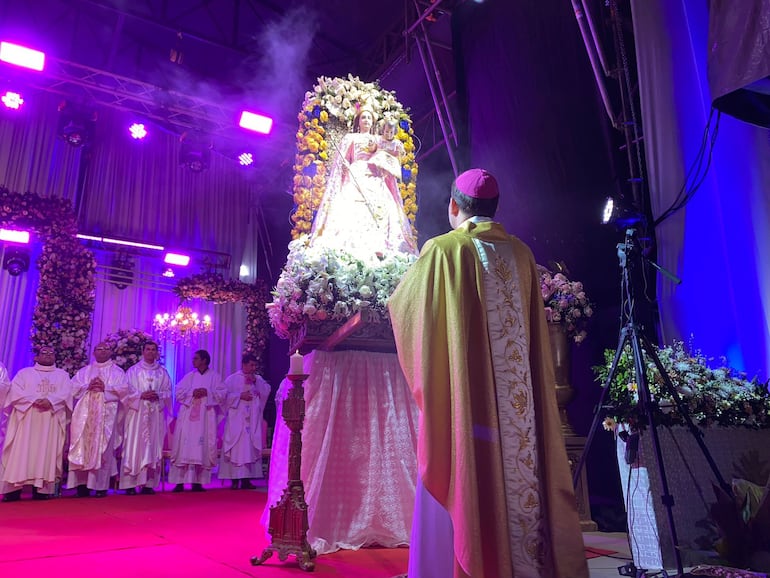 El Nuncio Vicenzo Turturro saludando a la Virgen Reina del Santo Rosario en su día.