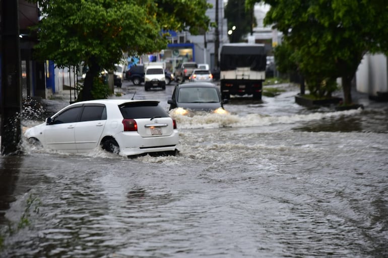 Persiste alerta por tormenta para diez departamentos.