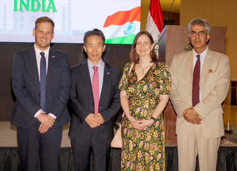 Gareth Beaumont, el embajador de Corea Chan-sik Yoon, la embajadora británica Danielle Dunne y el embajador de la India Yogeshwar Sangwan.