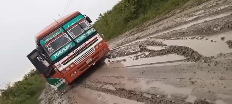 Unidad del transporte público de pasajeros que se dirigía a Bahía Negra; la lluvia impidió que pueda llegar a destino.