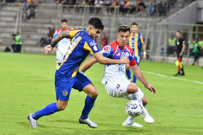 El argentino Diego Churín, futbolista de Cerro Porteño, pelea por el balón en el partido contra Sportivo Luqueño por la séptima jornada del torneo Clausura 2023 del fútbol paraguayo en el estadio Villa Alegre, en Encarnación, Paraguay.