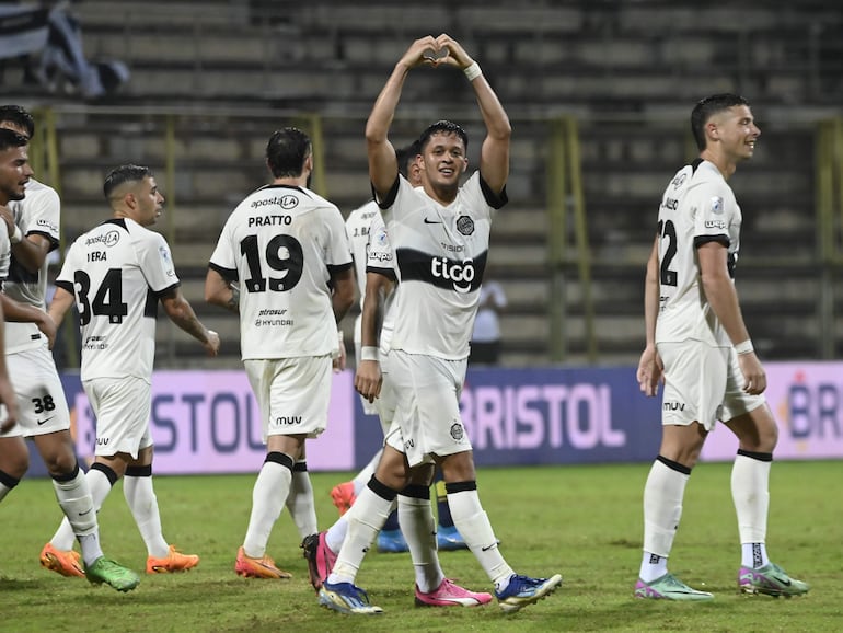 Los jugadores de Olimpia celebran un gol en el partido frente a Sportivo Trinidense por el torneo Clausura 2024 del fútbol paraguayo en el estadio Villa Alegre, en Encarnación, Paraguay.