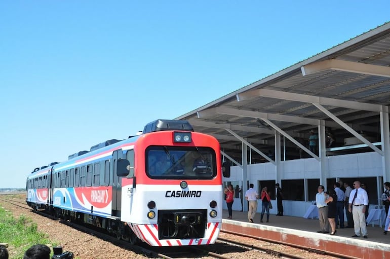 El tren Casimiro llega a la estación para abordar pasajeros.