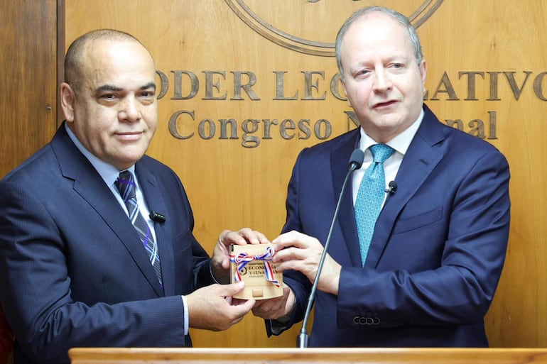 Senador Basilio "Bachi" Núñez (ANR cartista), presidente del Congreso; y el ministro de Economía y Finanzas, Carlos Fernández Valdovinos, durante la entrega del proyecto de ley de presupuesto 2025.