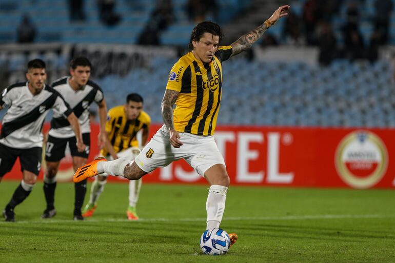 El paraguayo Federico Santander, futbolista de Guaraní, ejecuta el penal contra Danubio durante el encuentro por la Copa Sudamericana en el estadio Centenario, en Montevideo, Uruguay.