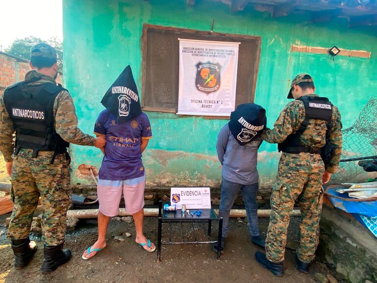 Los hermanos, Juan Antonio y Luis Alberto Fretes Santander, detenidos tras el allanamiento de la residencia, ubicada en San Antonio. La fiscalía incauto droga.