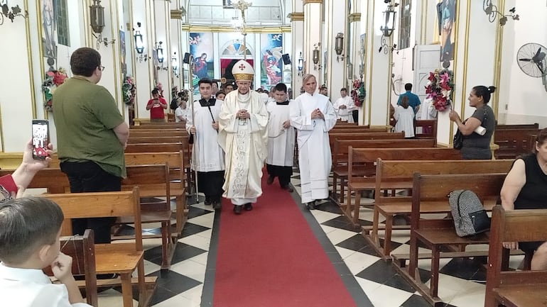 El primer grupo en ingresar al templo fue el Clero, luego siguieron los cientos de fieles católicos.