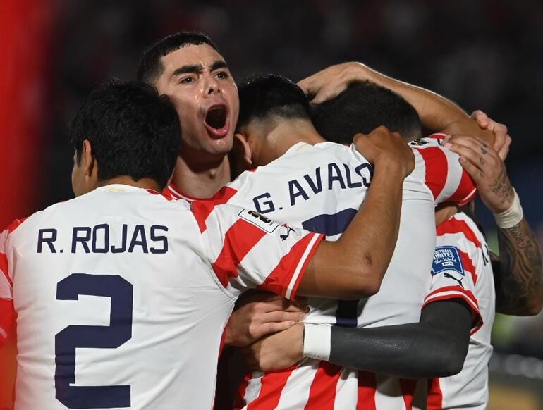 Los jugadores de la selección paraguaya celebran un gol en el partido contra Bolivia por las Eliminatorias Sudamericanas al Mundial 2026.