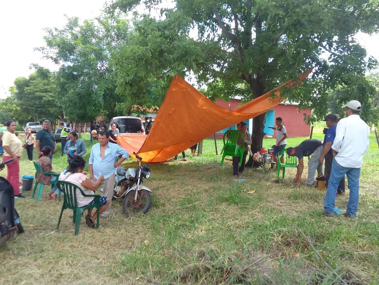 Vecinos instalaron una carpa frente al inmueble de abuela desalojada para que pueda permanecer acampando en el lugar.