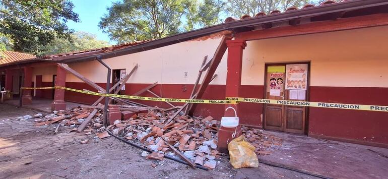 techo de una de las aulas de la escuela Básica N° 152 San Roque González de Santa Cruz, de la ciudad de San Ignacio se desplomó por completo