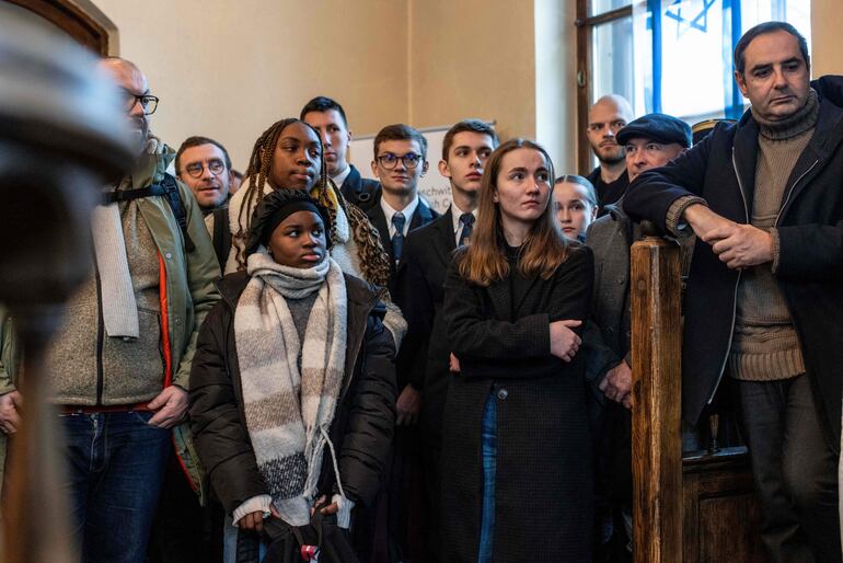 Un grupo de estudiantes de secundaria de Francia escucha la oración del Gran Rabino de Francia, Haim Korsia, en la sinagoga de Oswiecim, en el sur de Polonia, el 5 de diciembre de 2024.