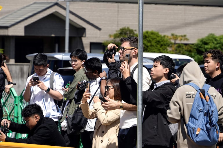 Turistas toman fotos del monte Fuji en la calle de enfrente de la tienda Lawson Kawaguchiko Ekimae.