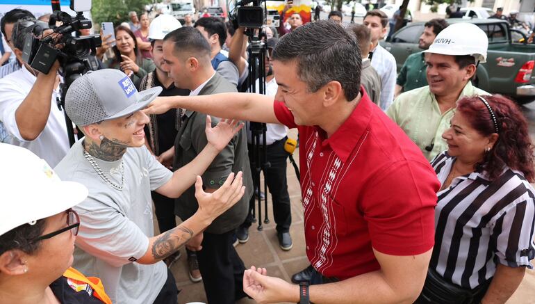 Santiago Peña y "El Princi de la Cha", durante la palada inicial del proyecto de mejoras en la Chacarita.