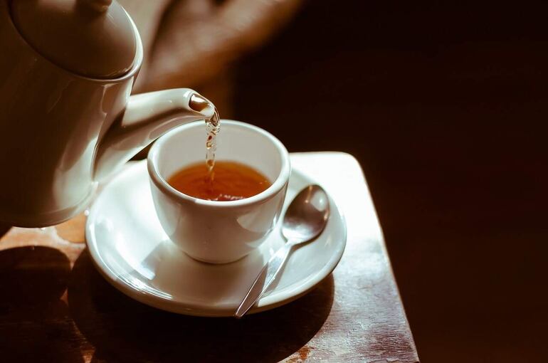 El profesor Kumpei Tokuyama sugiere que beber 2 tazas de este té todos los días estimulará significativamente los procesos de quema de grasa dentro del cuerpo.