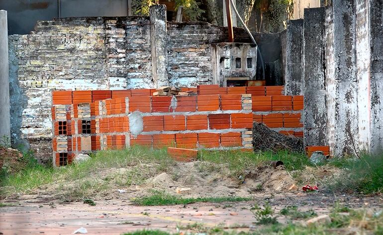 Cimientos de lo que podrían ser los baños, en el colegio Don Manuel González, de Lambaré.