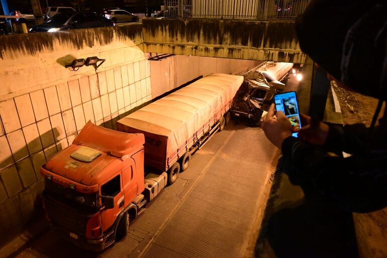 Camiones de carga protagonizaron choque dentro del viaducto Semidei de Asunción.