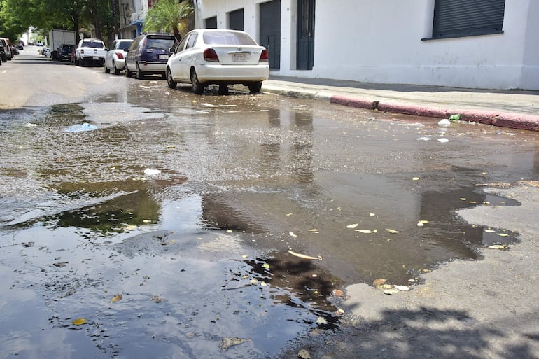 Essap pide racionalizar agua, pero deja caños rotos por todo Asunción