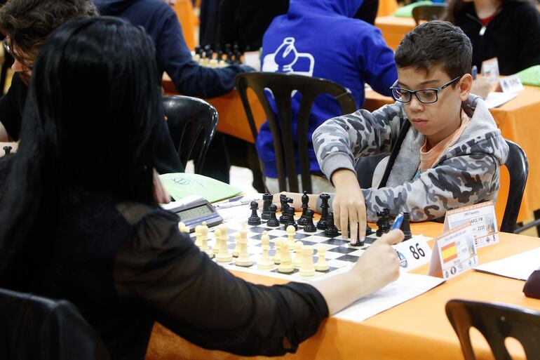 El argentino de 10 años Faustino Oro, durante su partida contra la española Lucía Follana Albelda Albelda, en la modalidad de 90 minutos más 30 segundos en el VIII Open Internacional de Semana Santa de San Vicente del Raspeig.