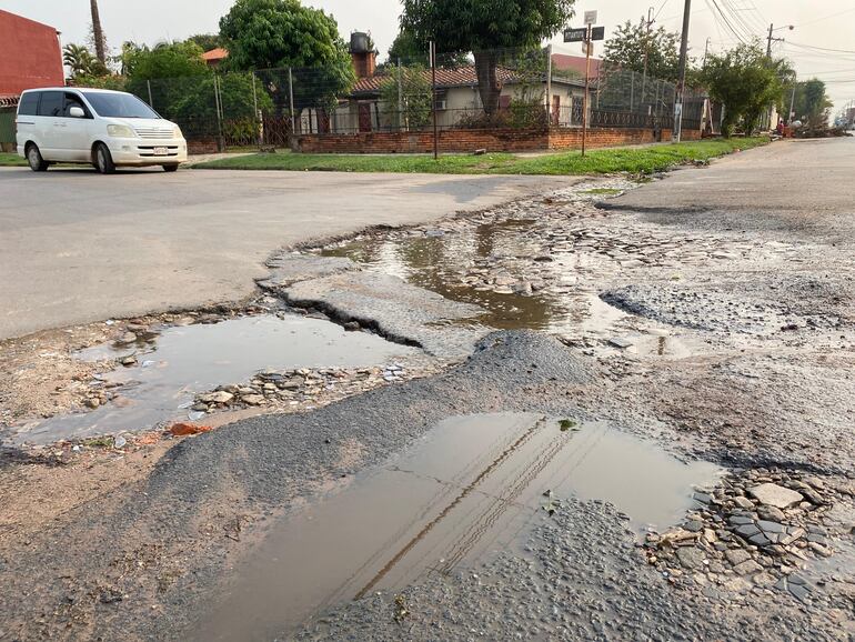 Baches y aguas servidas en la unión de las calles Saavedra y Toledo, a dos cuadras de la Municipalidad de Mariano Roque Alonso.