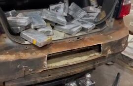 Los intervinientes incautaron cocaína en el doble fondo de la camioneta con chapa paraguaya.