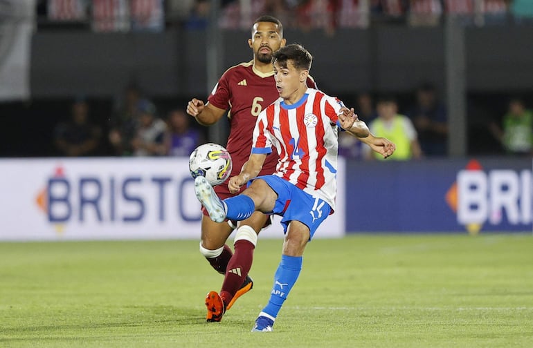 Andrés Cubas, jugador de la selección de Paraguay, domina el balón en el partido frente a Venezuela por la fecha 10 de las Eliminatorias Sudamericanas 2026 en el estadio Defensores del Chaco, en Asunción.