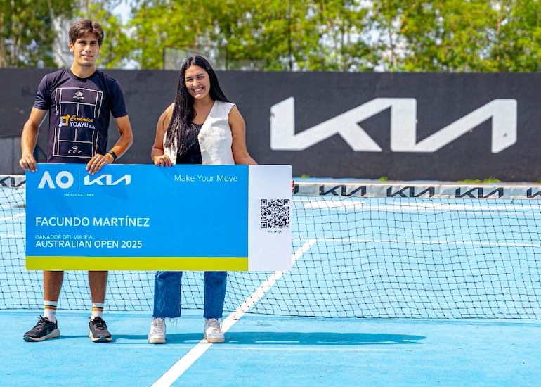 El afortunado ganador Facundo Martínez recibió su premio de manos de Bethania Urbieta, en representación de Kia.