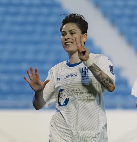 Jessica Martínez, con nuevo look, festeja su gol para Al Hilal.