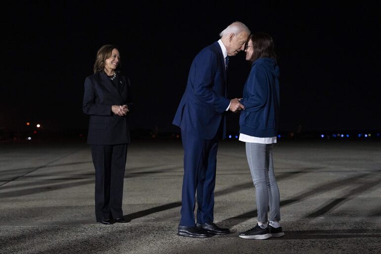 El presidente estadounidense Joe Biden y la vicepresidenta Kamala Harris reciben en Maryland a Alsu Kurmasheva, una de las prisioneras intercambiadas entre Rusia, los Estados Unidos y otros cinco países.